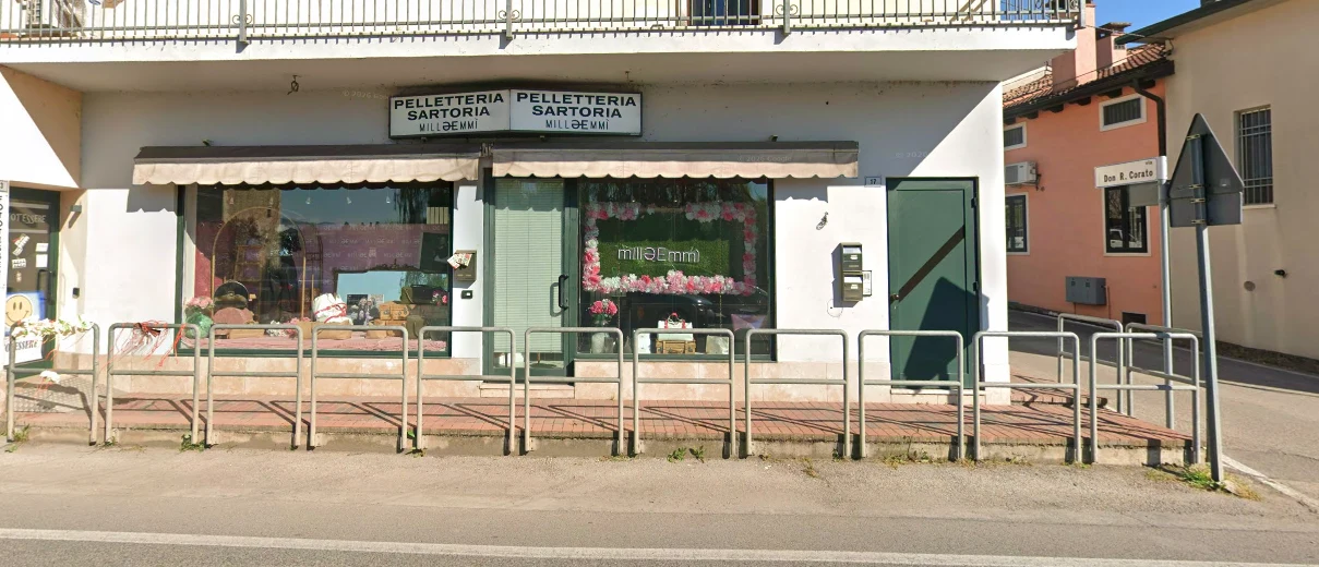 Schaufenster und Eingang des Milləemmì Geschäfts in Meledo